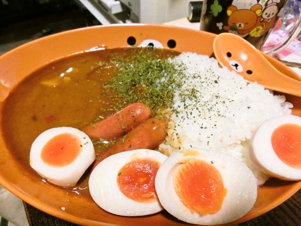 レトルトカレー（ウインナ、ゆでタマゴぞえ）