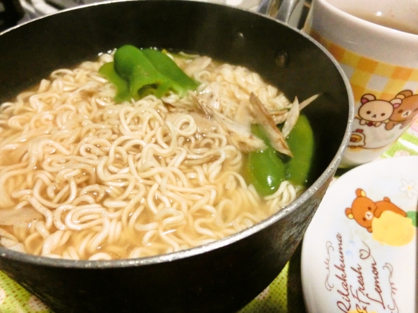 野菜も入れたインスタントラーメン
