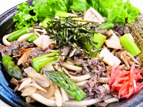 牛肉ときのこのオイスタ-焼きうどん
