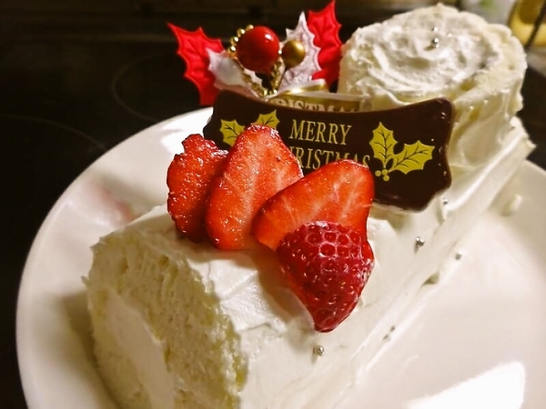 ホワイトロールケーキでブッシュドノエル☆