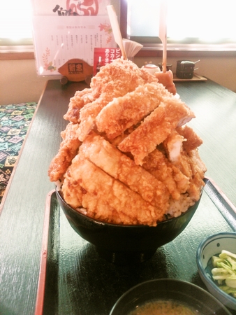 神盛りチキンタワー丼　　鮒忠神立店（土浦市）