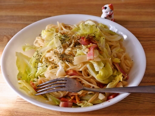 キャベツとベーコンのペペロンチーノ