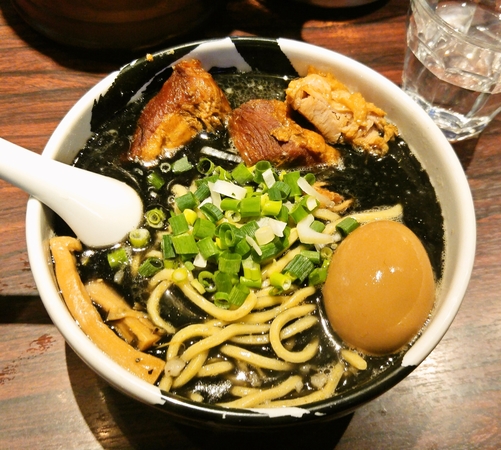 イカ墨油のラーメン☆