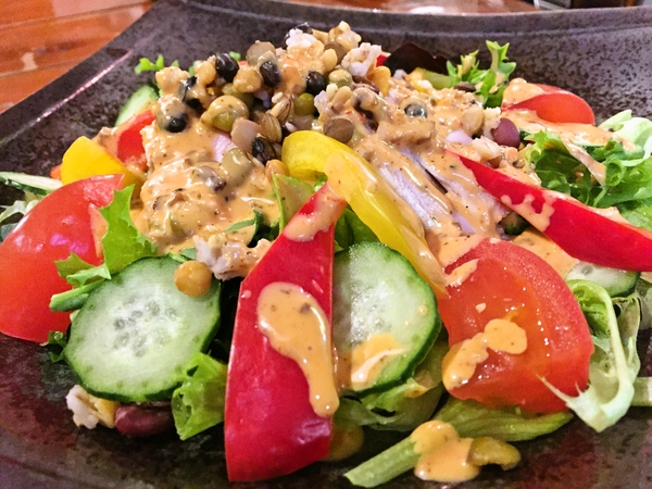 京赤地鶏と雑穀のこぶサラダ