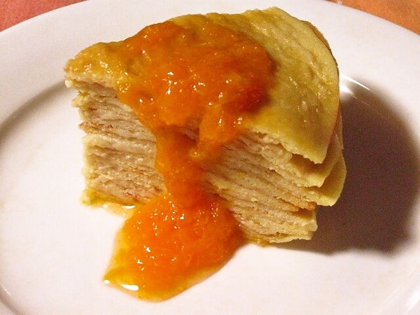 大豆粉のミルクレープ みかんソース添え