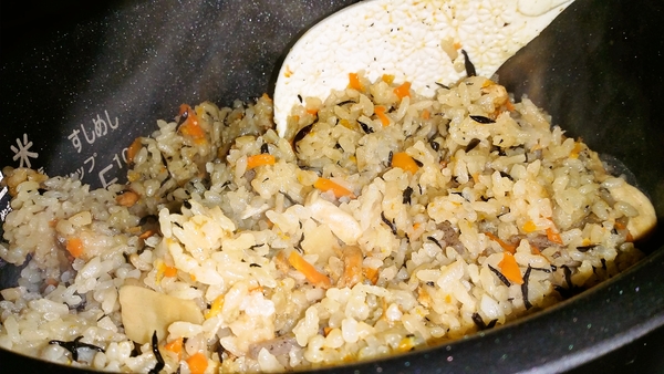 真夜中の炊き込みご飯ww