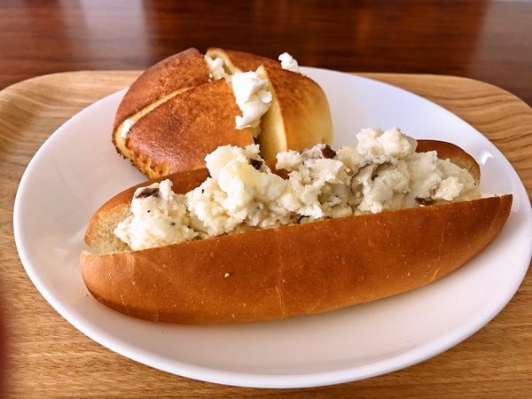 いぶりがっこクリームチーズポテサラをパンにはさんだよ！