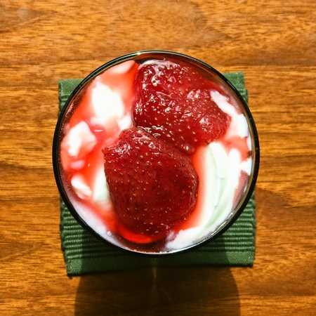 ヨーグルトに大粒とちおとめの手作りイチゴジャムがけ