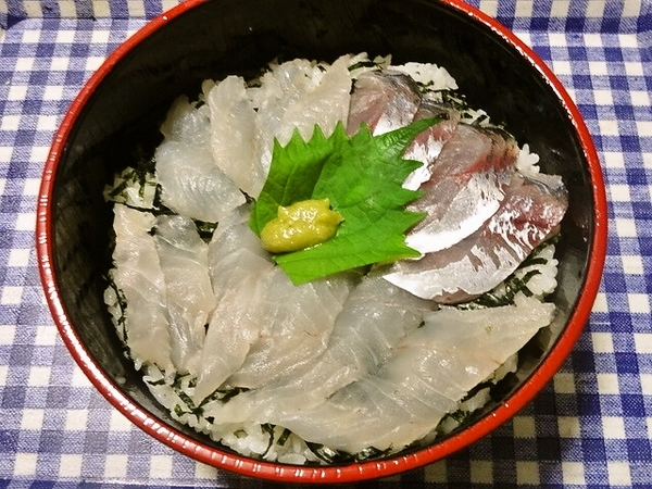 海鮮丼（アジ（左上）、シログチ（下）、カサゴ（右上））