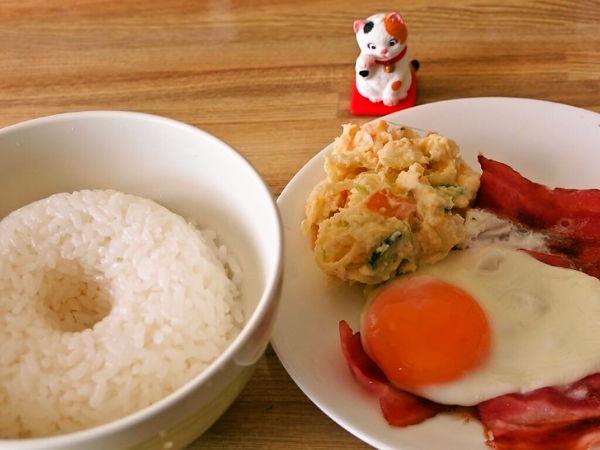 ベーコンエッグとポテサラ