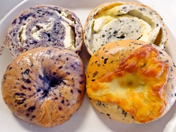 ブルーベリーと胡麻チーズベーグル♪