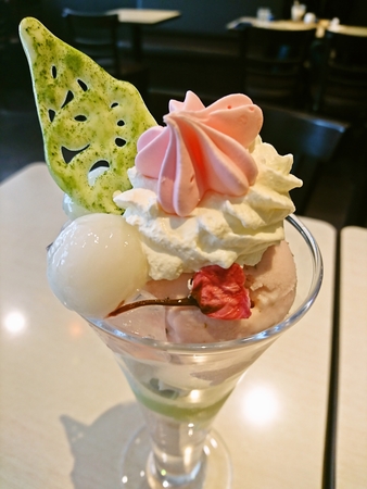 桜の三色パフェ