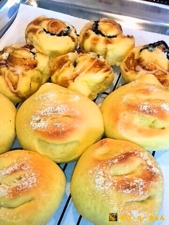 野菜ジュースで作ったチーズパン2種