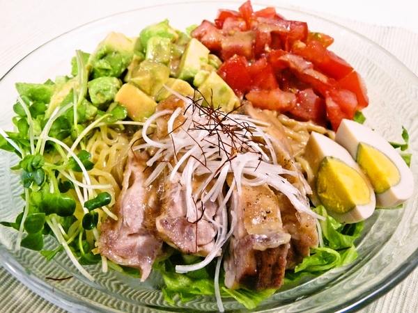 蒸し鶏とアボカドの胡麻だれ冷やし中華