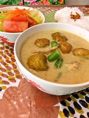 新じゃがのイエローカレー