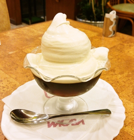 手作りのソフトクリームがのったコーヒーゼリー☆