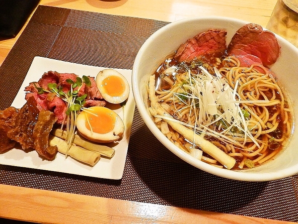 特製牛SOBA（牛骨清湯ラーメン）、トッピングは別皿で。