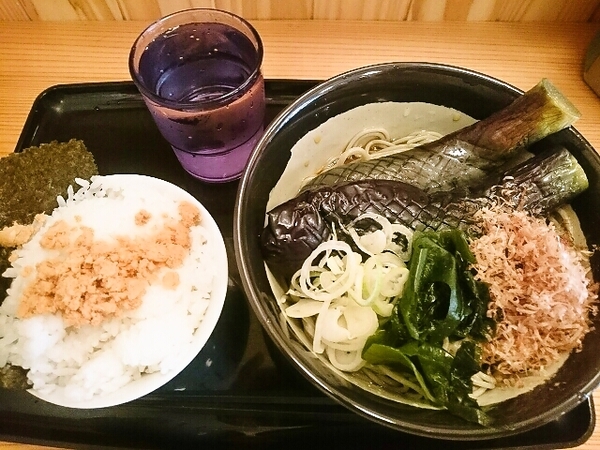 揚げなすおろしそばとおにぎり風ご飯