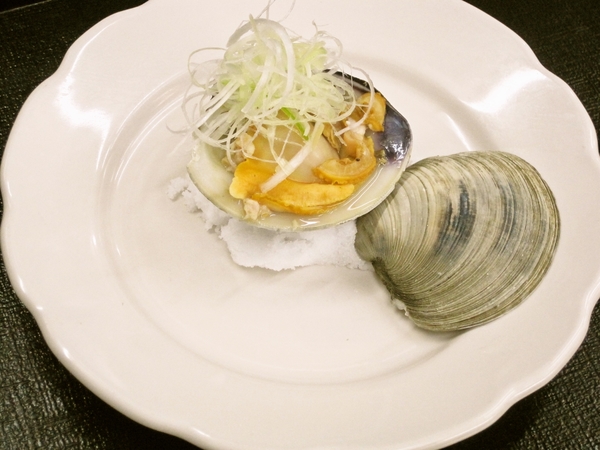 白ハマグリのせいろ蒸し、焦がし醤油かけ