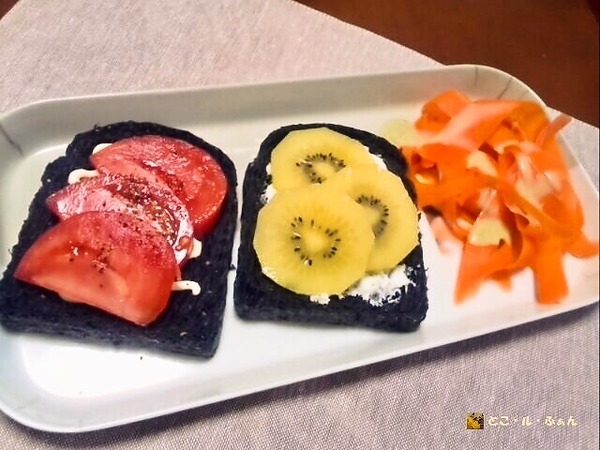 竹炭黒ゴマ食パンで朝食