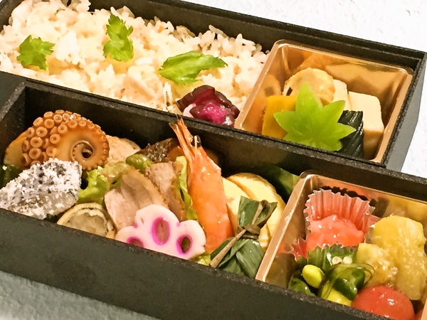 旬菜桜小路のお弁当 二段