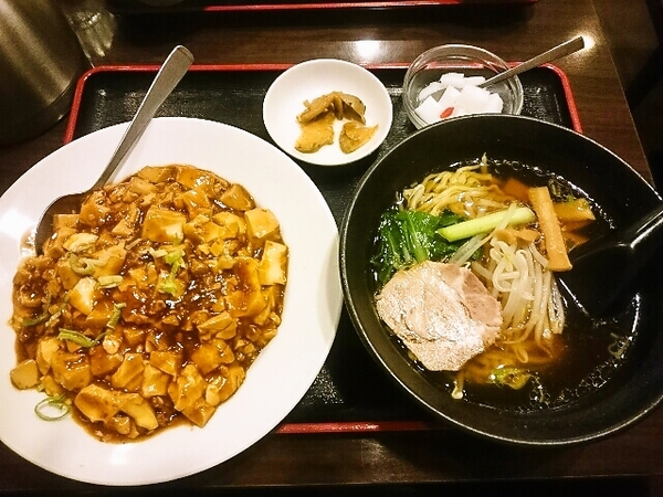 麻婆豆腐丼と半ラーメン