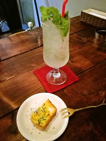 パクチーモヒートとケークサレ