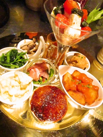 ゴールドプレートに載った前菜盛り合わせ/ルボングー・那覇