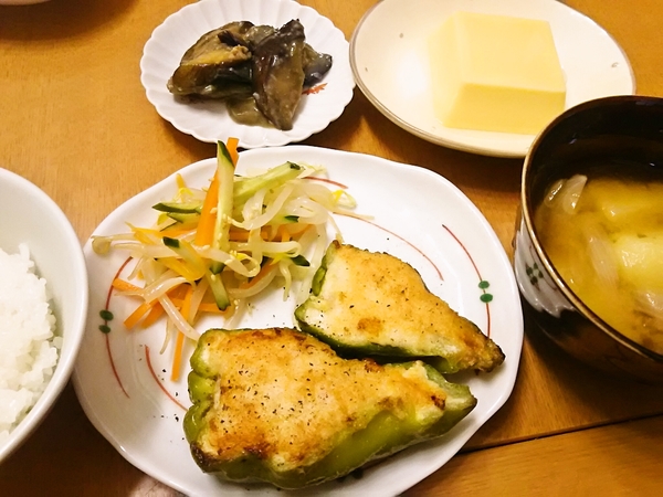 ピーマン肉詰めの晩ごはん