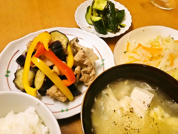 豚肉、ナス、パプリカの炒め物の晩ごはん