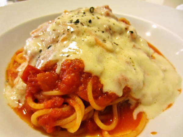 ３種のチーズ　トマトパスタ