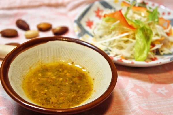 香ばしさが美味♪サラダに和えるナッツドレッシング