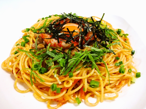 納豆とキムチのパスタ卵のせ」