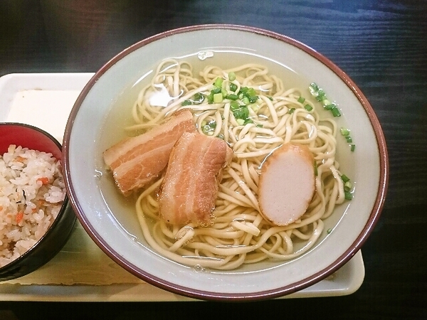 三枚肉入りのすば(沖縄そば)