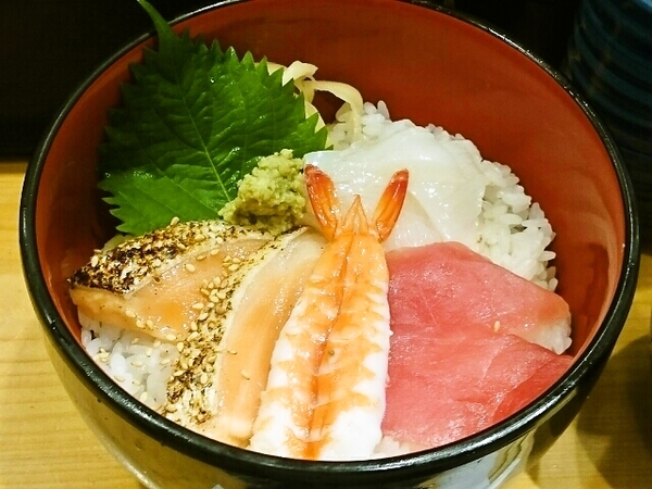 朝食の海鮮丼