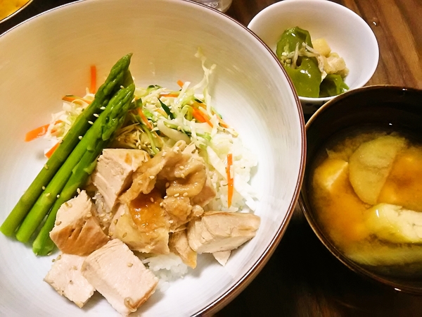 鶏チャーシュー丼の晩ごはん