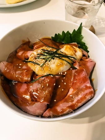 ユッケ風 ローストビーフ丼 温玉添え