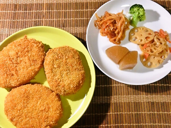 特価の惣菜コロッケ晩ご飯