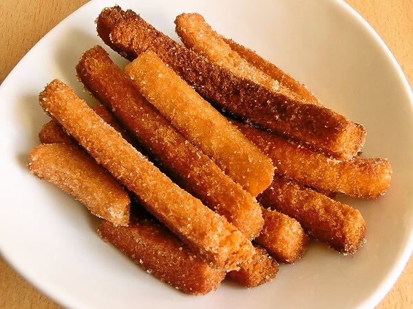 グラニュー糖と期限が迫った食パンの消費ラスク