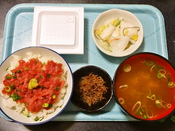 今日の朝食(中落ち丼)