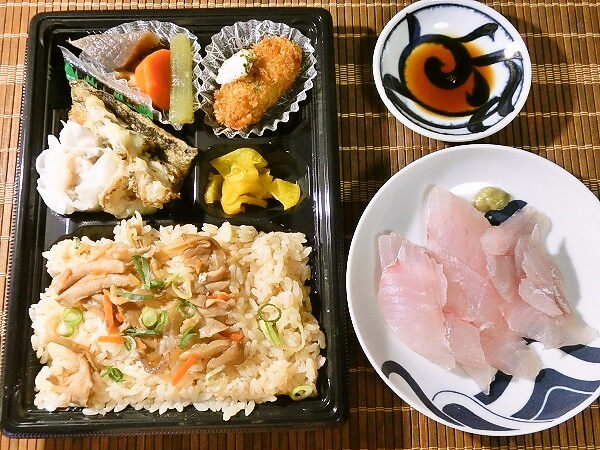 舞茸弁当(半額)と刺身の晩ごはん