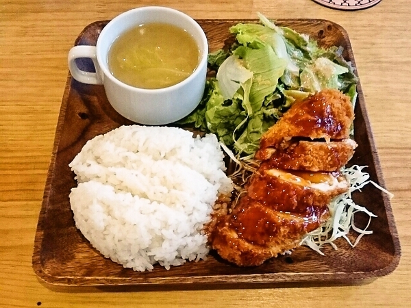 チキンチーズカツのプレート