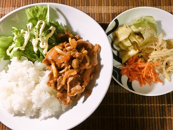 しめじで嵩増し!!ポークチャップの晩ごはん
