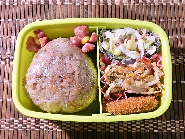 ナムルを卵でリサイクル。しめじとなめ茸のおにぎり弁当