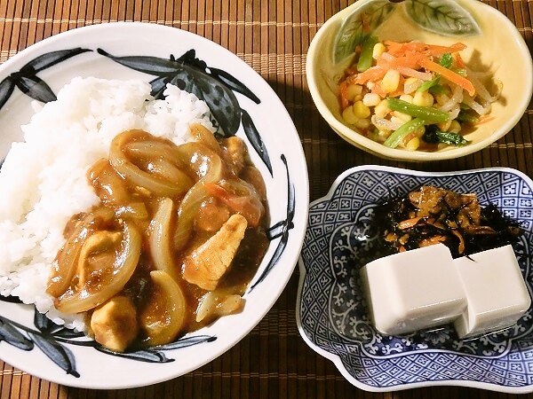 鶏胸肉のカレーとナムルのコーン和えの晩ごはん