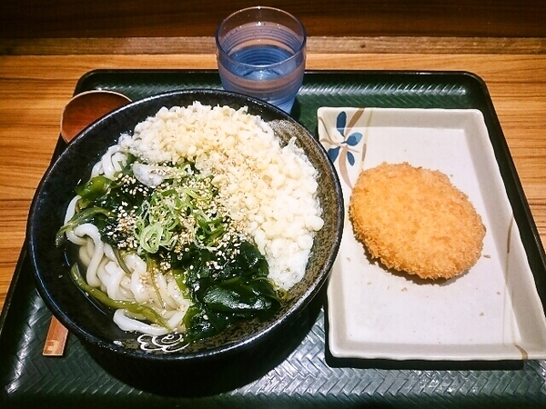 ワカメうどんとコロッケ