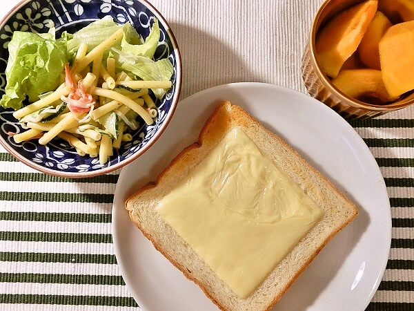 マカロニサラダとチーズトーストの昼ごはん