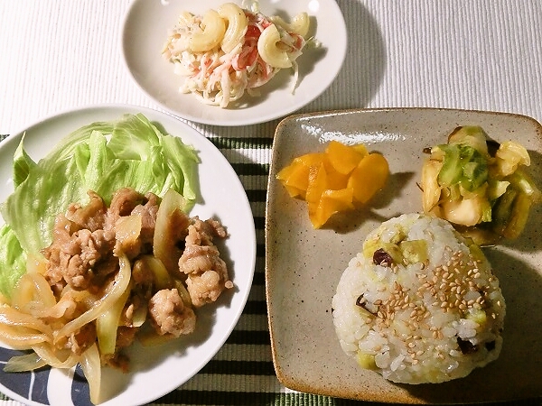 豚こまと玉ねぎの醤油炒めとさつま芋ご飯のおにぎり晩ご飯