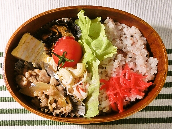 おむすび山を使った赤飯風でおついたち弁当