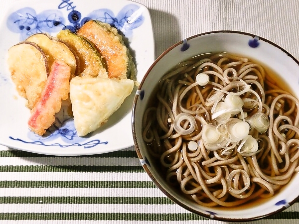 かけそばと天ぷらの晩ごはん